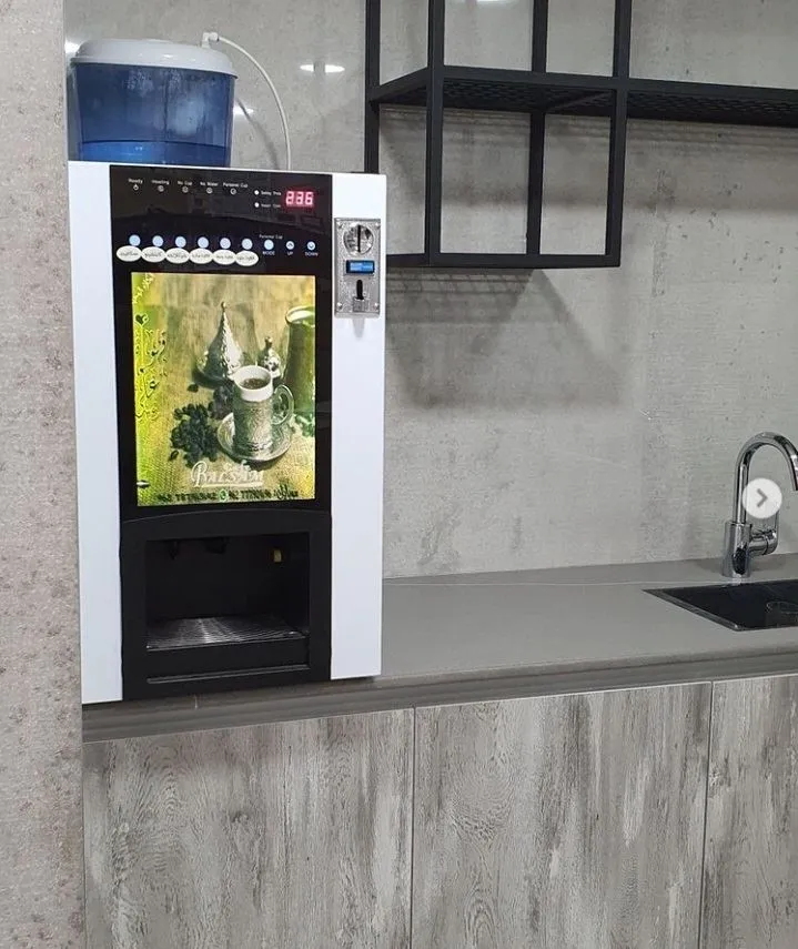 सिक्का स्वीकारकर्ता के साथ तुर्की कॉफी के लिए वेंडिंग मशीन